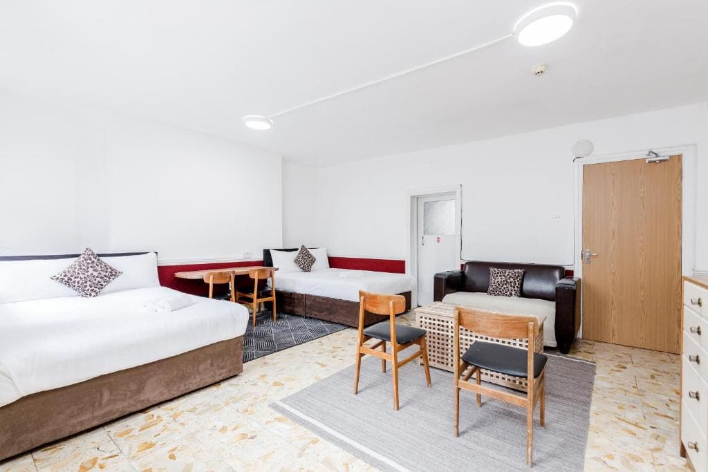 Lower Ground Studio Apartment with private kitchen room - Image 2