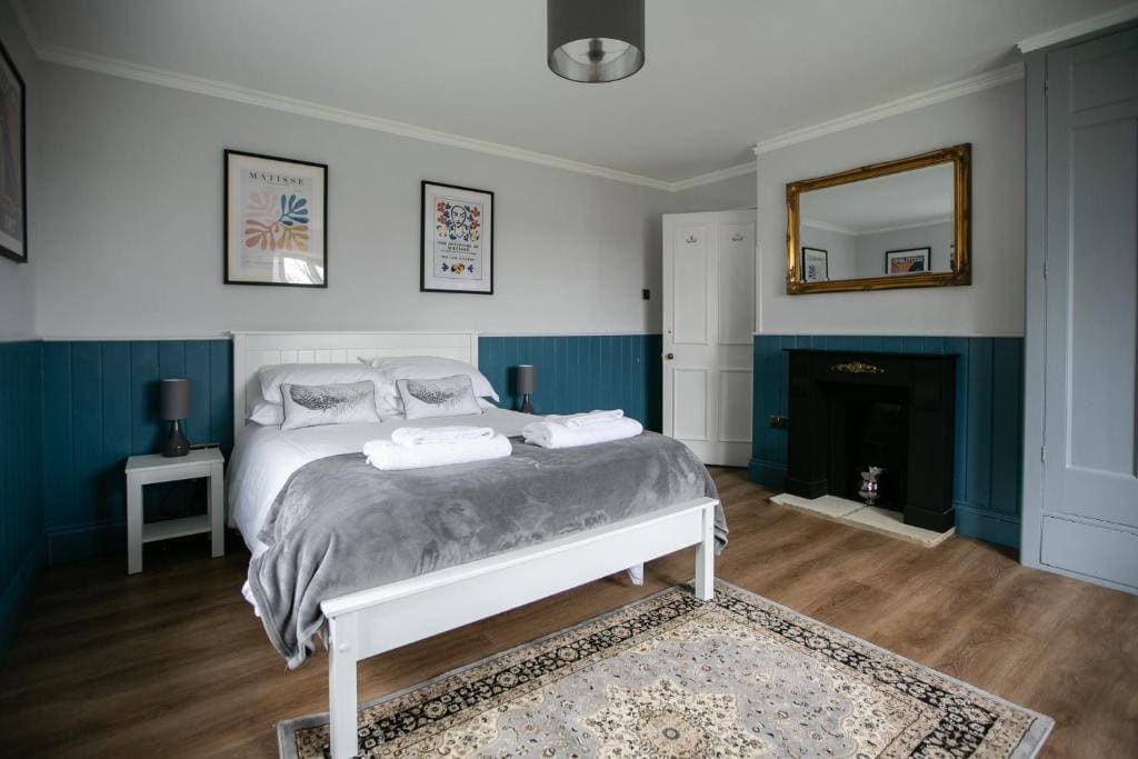 Five-Bedroom House room - Image 3