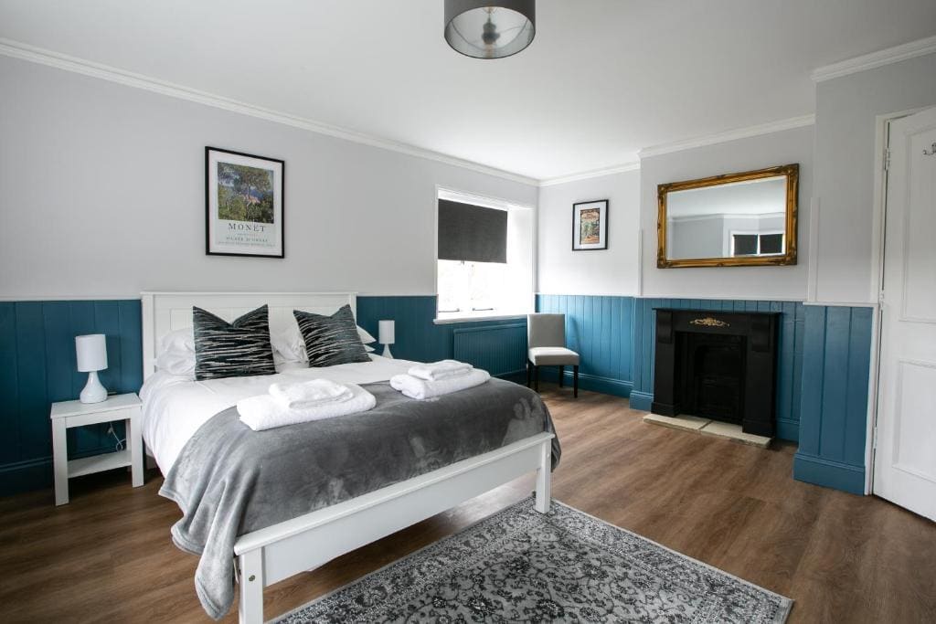 Five-Bedroom House room - Image 2
