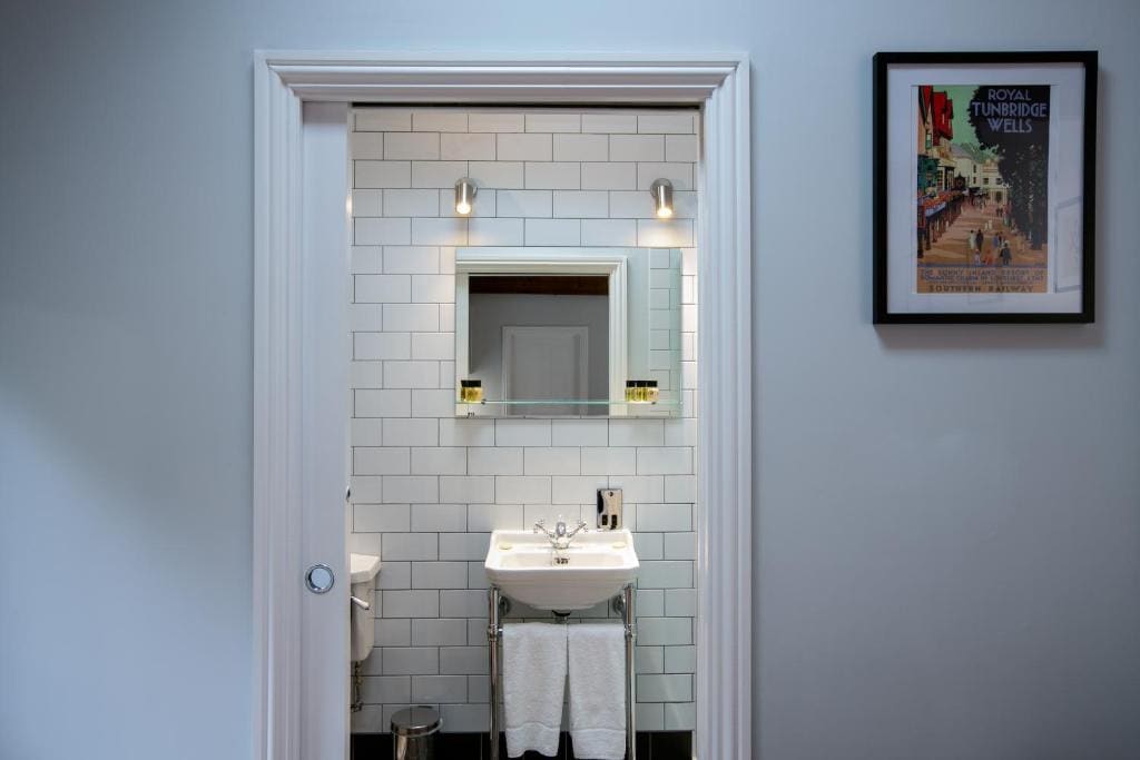 One-Bedroom Cottage room - Image 2