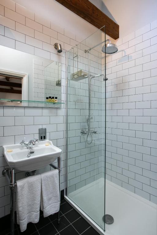 One-Bedroom Cottage room - Image 1