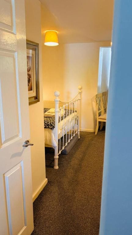 Family Room with Private Bathroom room - Image 1