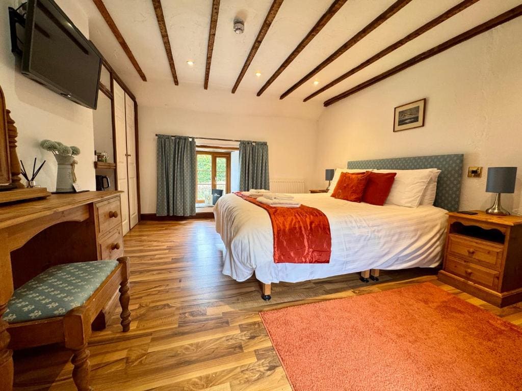 Deluxe King Room with Shower room - Image 2
