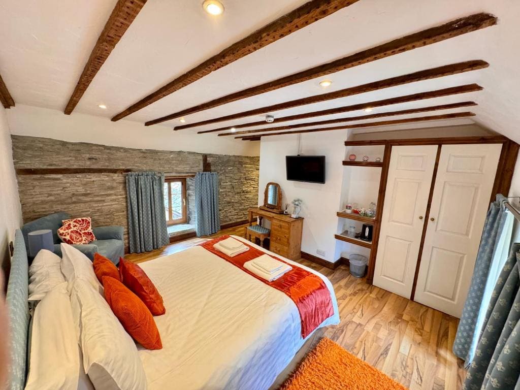 Deluxe King Room with Shower room - Image 3