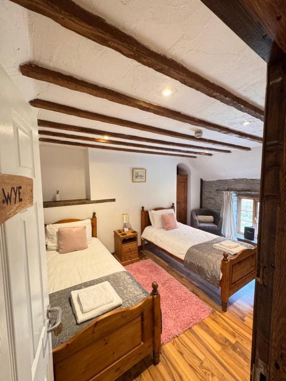 Standard Twin Room with Shower room - Image 2