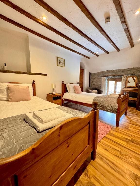 Standard Twin Room with Shower room - Image 3