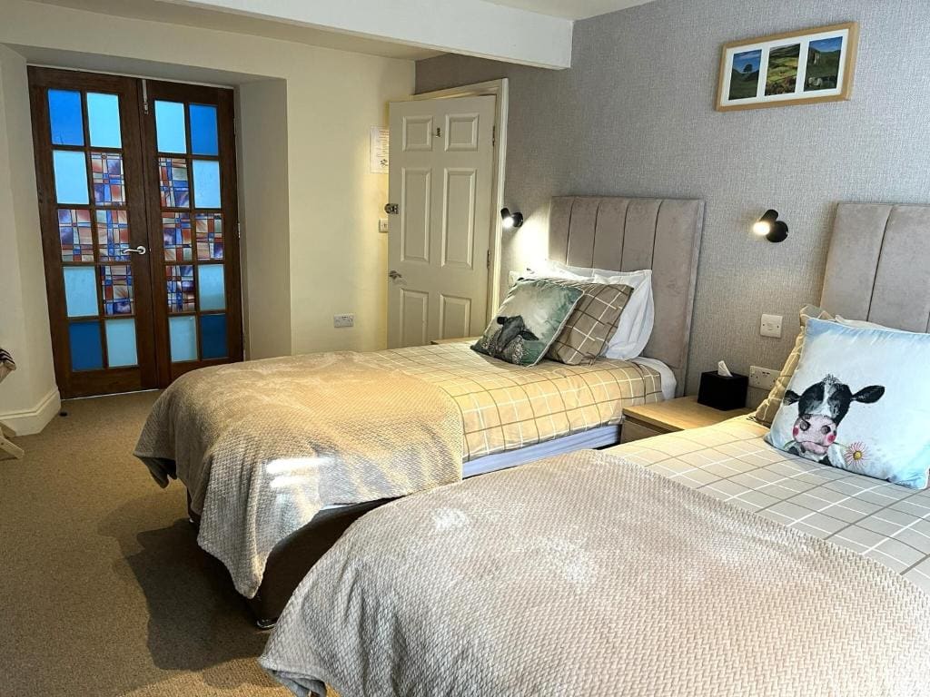 Twin Room with Private Bathroom room - Image 2