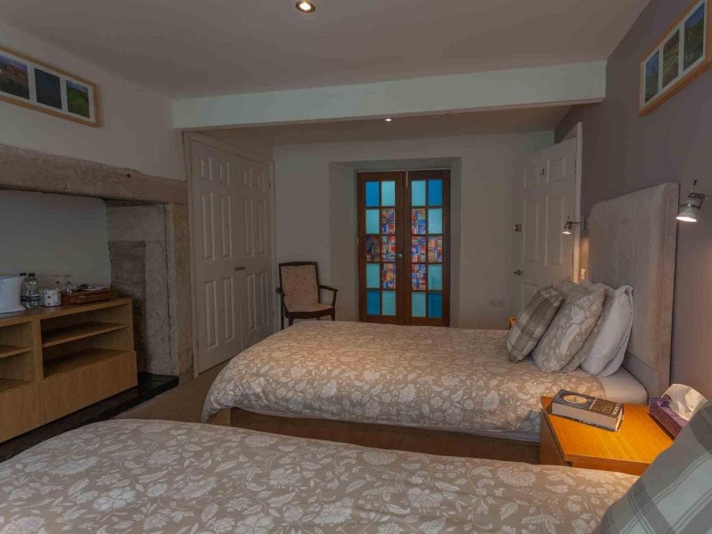 Twin Room with Private Bathroom room - Image 3