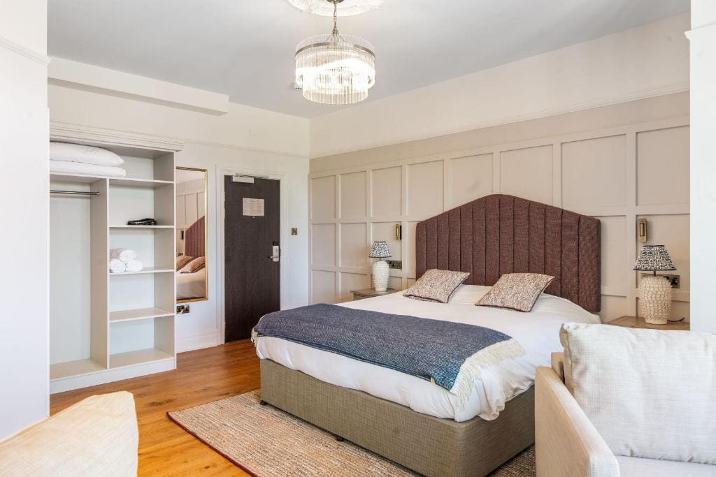 Superior Family Room room - Image 2