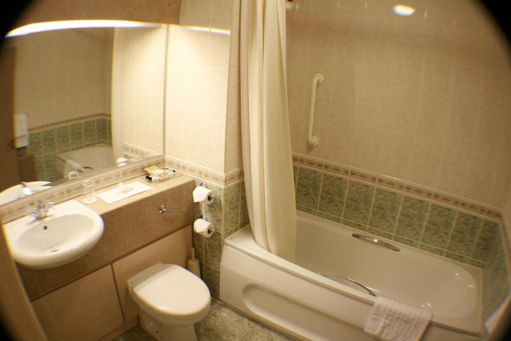 Standard Twin Room room - Image 2