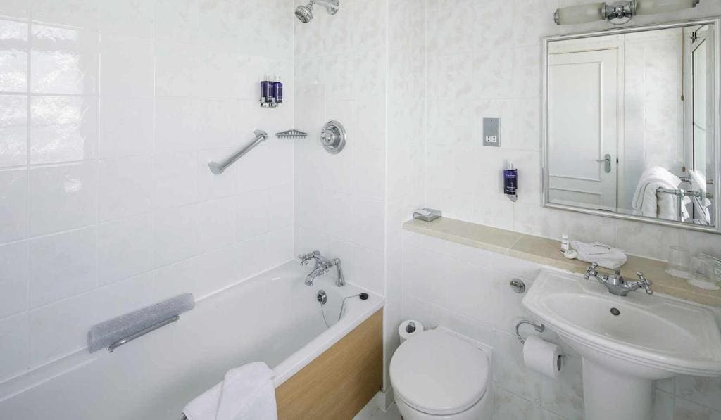 Twin/Double Room with Sea View room - Image 3
