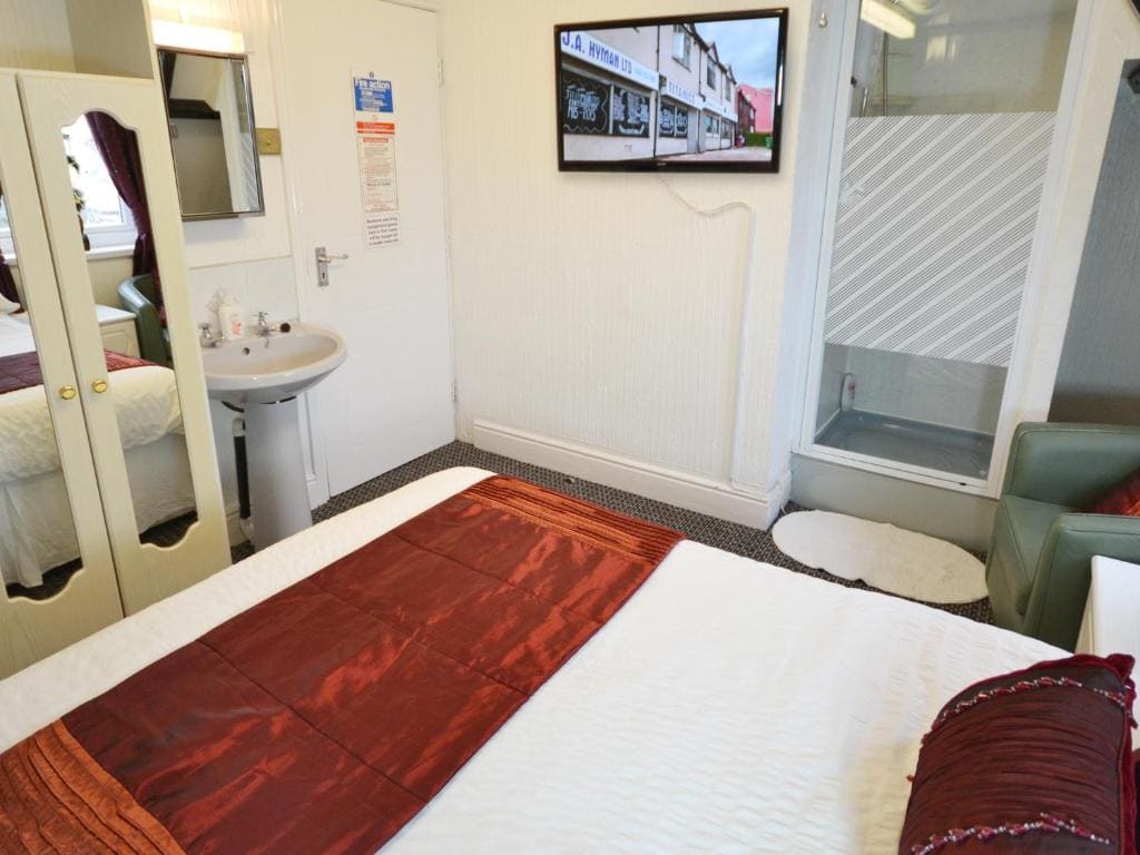Double Room with Private External Bathroom room - Image 2