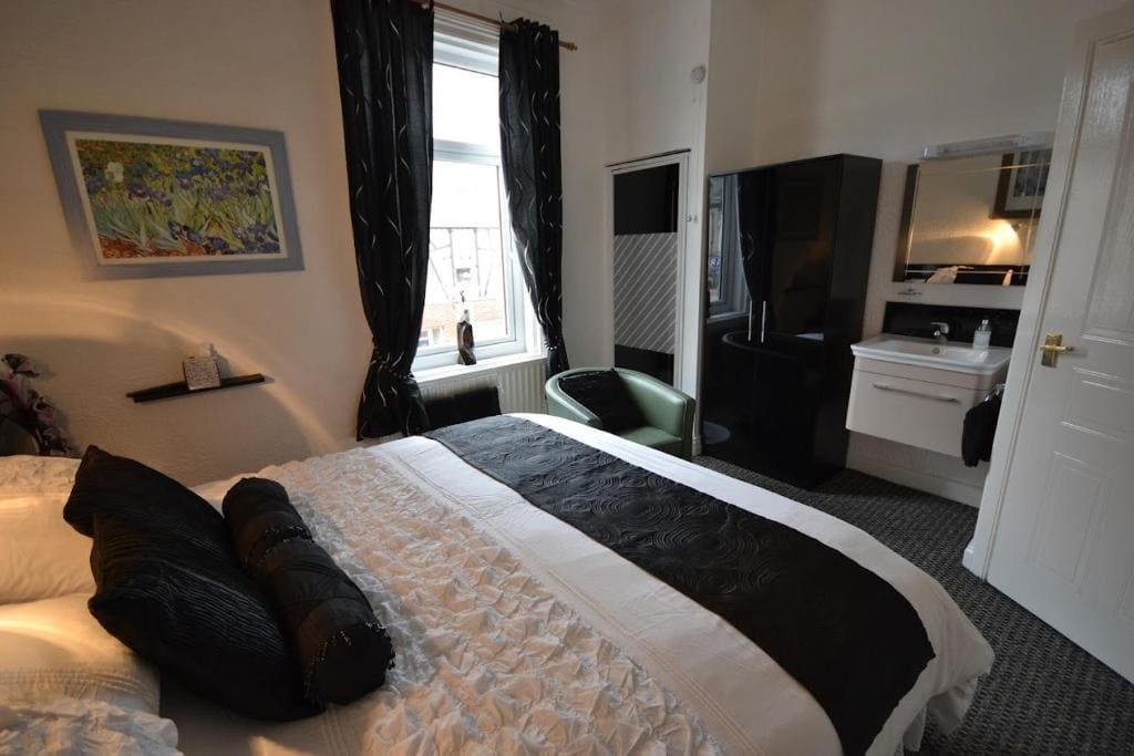Large Double or Twin Room room - Image 1