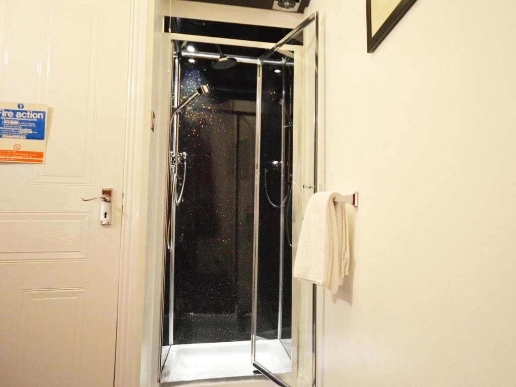 Twin Room with Private Bathroom room - Image 1