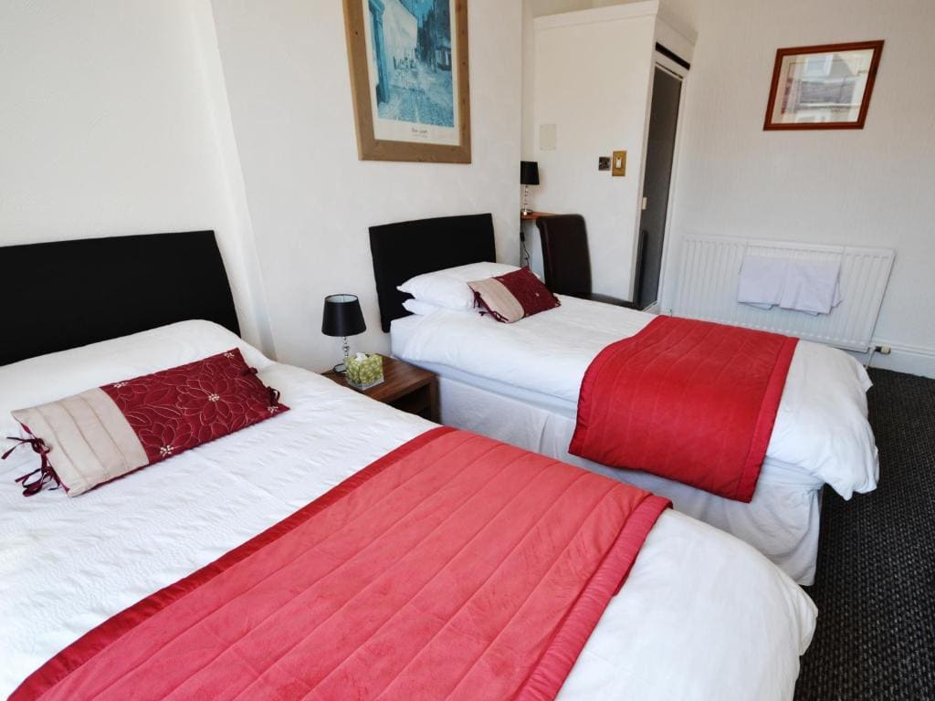 Twin Room with Private External Bathroom room - Image 2
