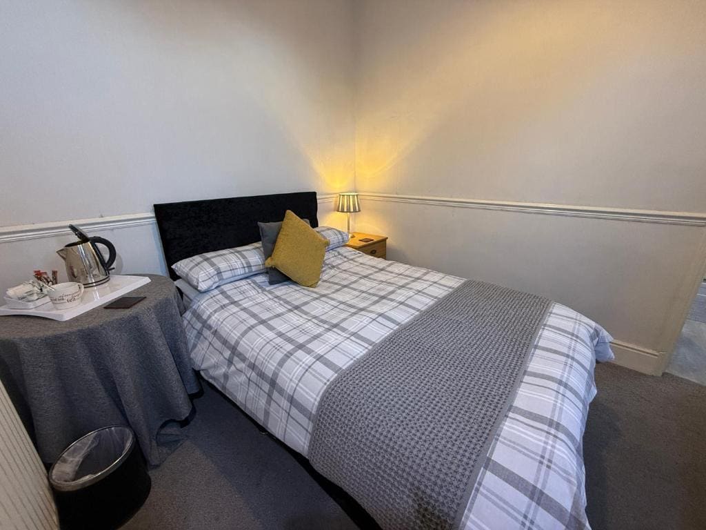 Standard Single Room with Shower room - Image 3