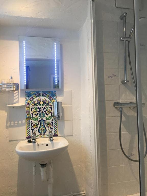 Double or Twin Room with Private Bathroom room - Image 3