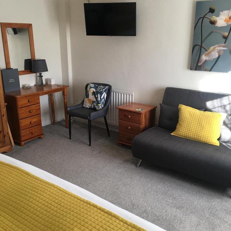 Large Double or Twin Room room - Image 3