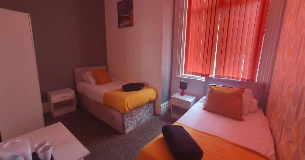 Twin Room with Private Bathroom room - Image 2