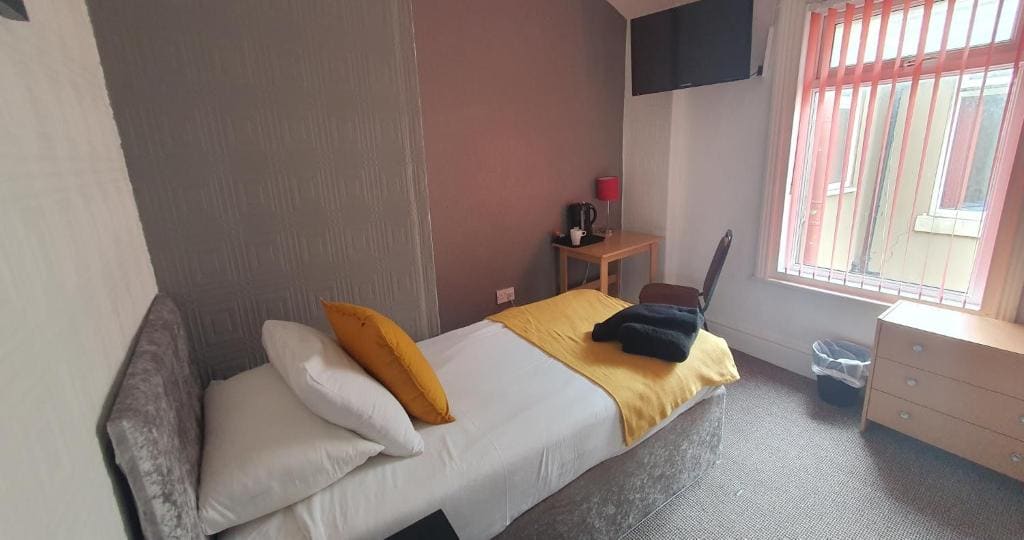 Single Room with Shower room - Image 2