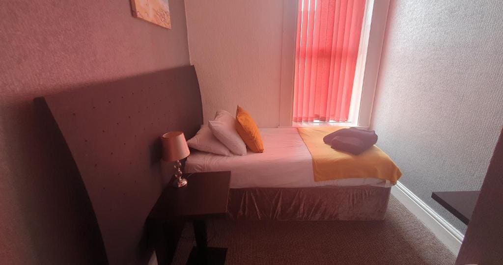 Single Room with Shower room - Image 3