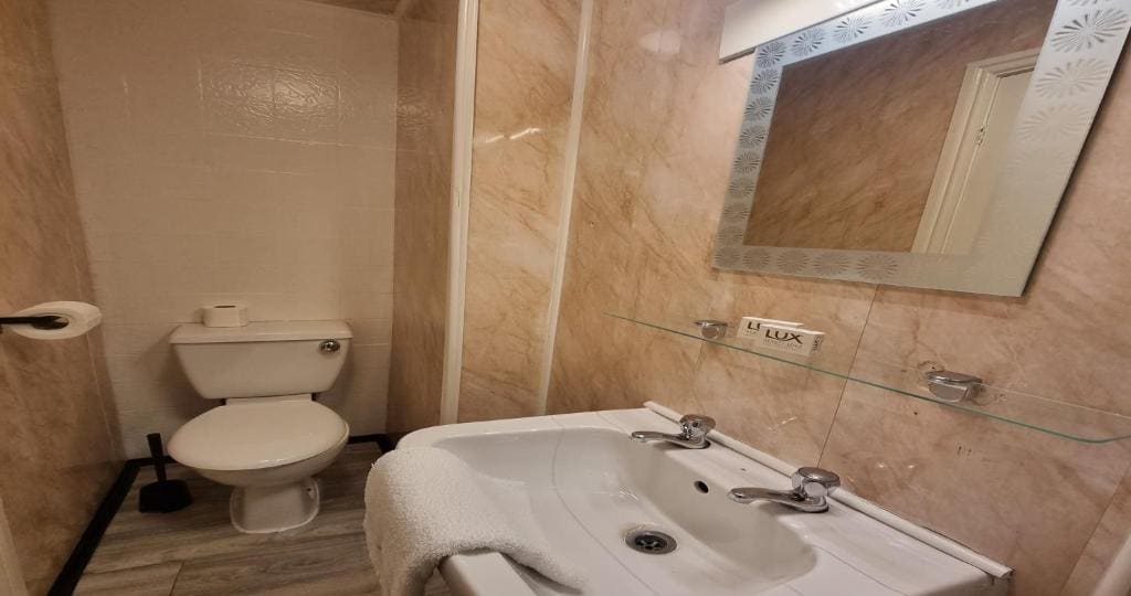 Twin Room with Private Bathroom room - Image 1