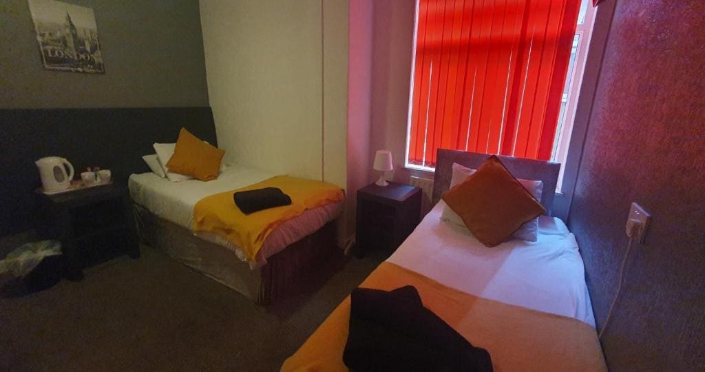 Twin Room with Private Bathroom room - Image 3