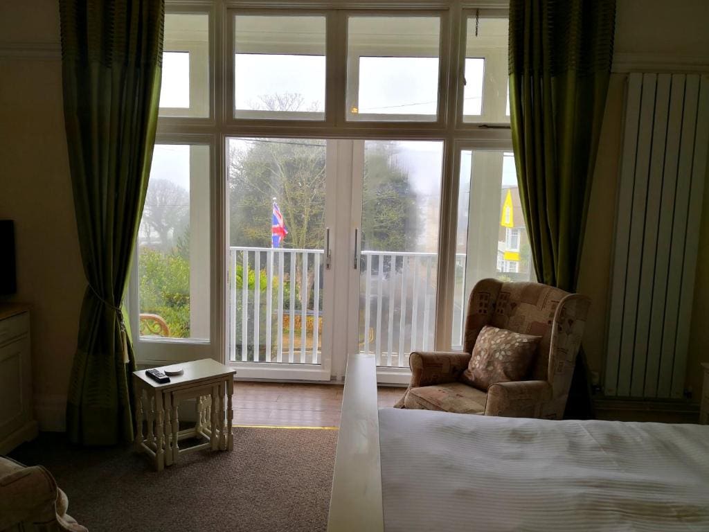 Superior Double Room with Balcony and Sea View - First Floor room - Image 1