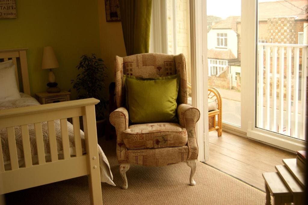 Superior Double Room with Balcony and Sea View - First Floor room - Image 3