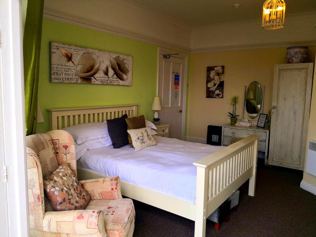 Superior Double Room with Balcony and Sea View - First Floor room - Image 2