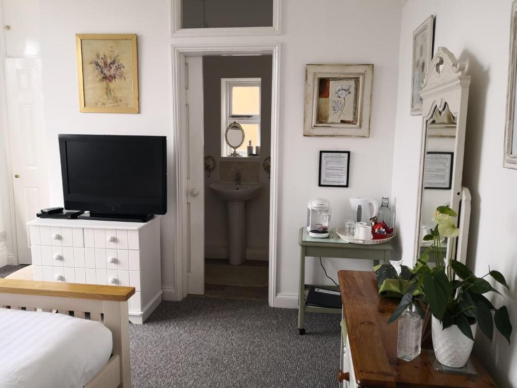 Superior Double Room with Sea View - First Floor room - Image 2