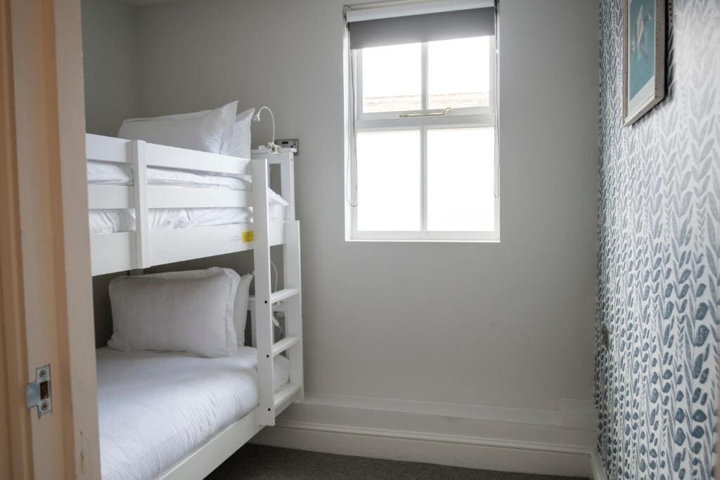 Deluxe Family Room room - Image 3