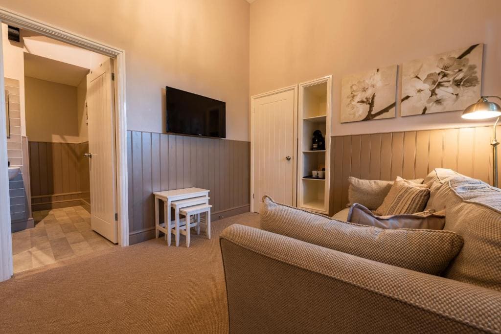 Room 8 room - Image 2