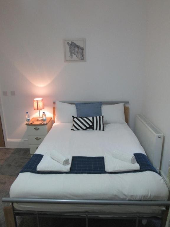 En-Suite Large Double Room with Communal Patio room - Image 1