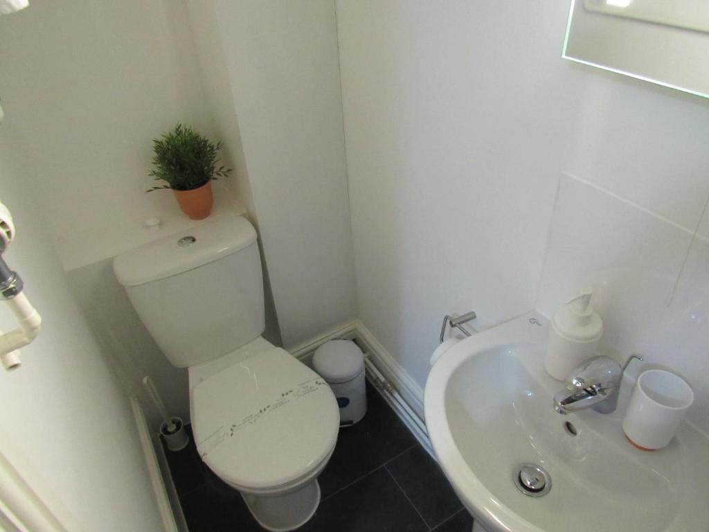 En-Suite Large Double Room with Communal Patio room - Image 2