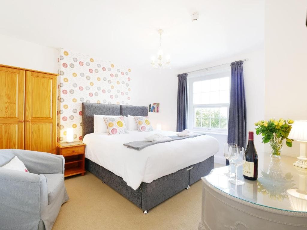 Deluxe Double Room with Shower room - Image 3