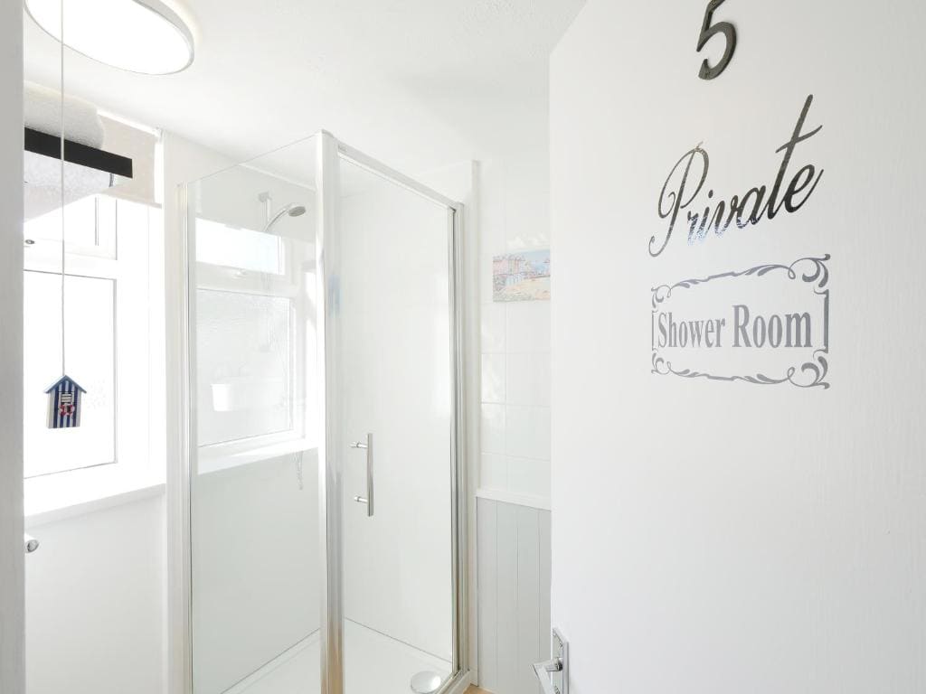 Single Room with Private Bathroom room - Image 2