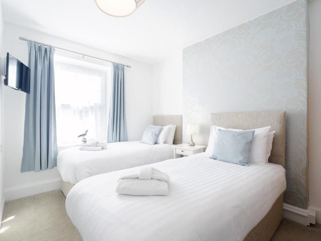 Standard Twin Room room - Image 3