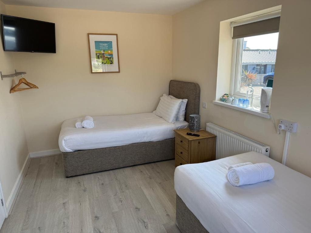 Standard Twin Room room - Image 2