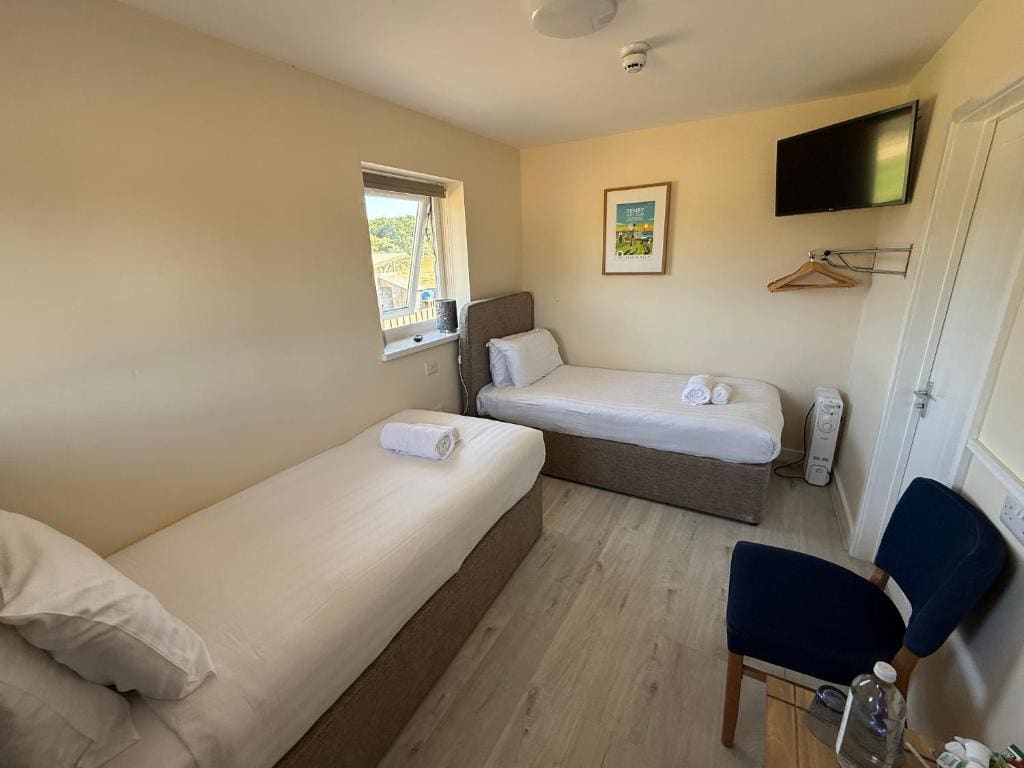Standard Twin Room room - Image 3