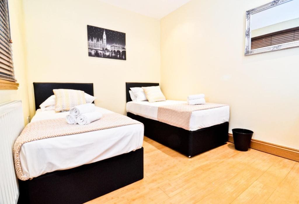 Room room - Image 1