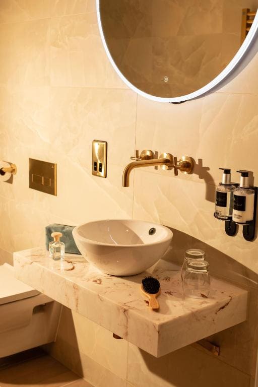 Wellness King Room room - Image 3