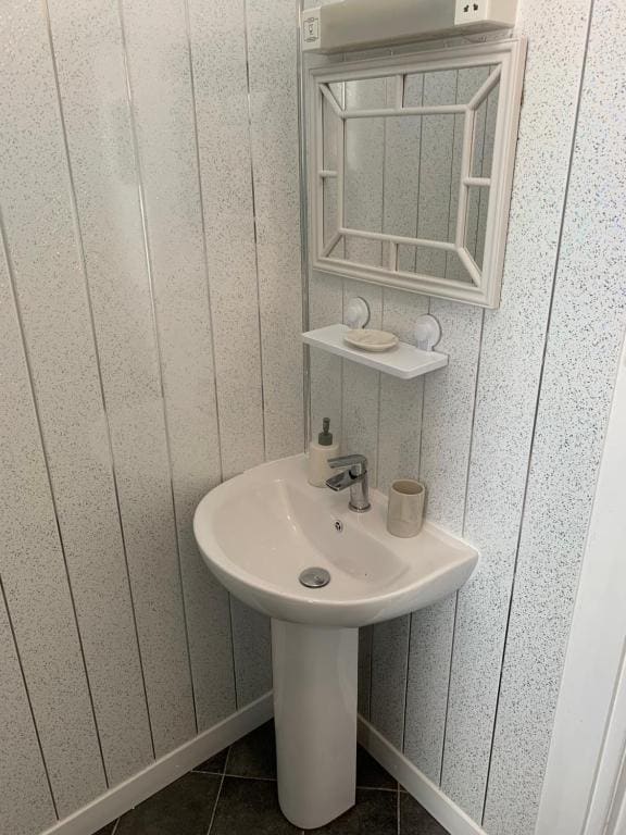 Quadruple Room with Private Bathroom room - Image 1