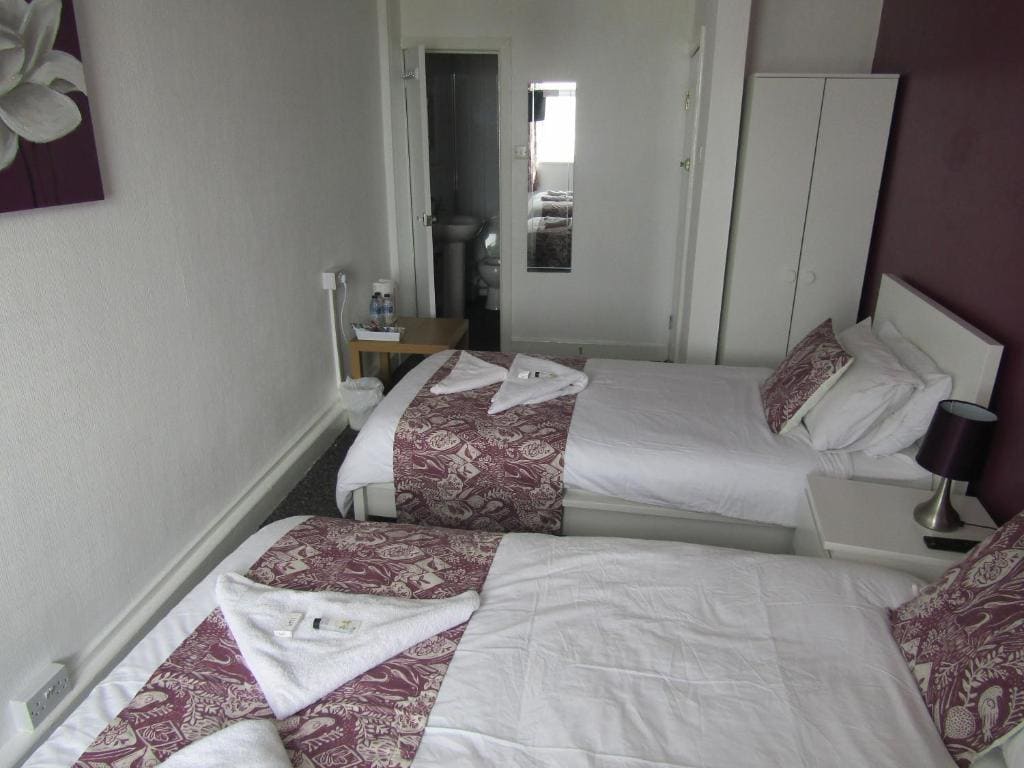 Twin Room with Bathroom room - Image 2