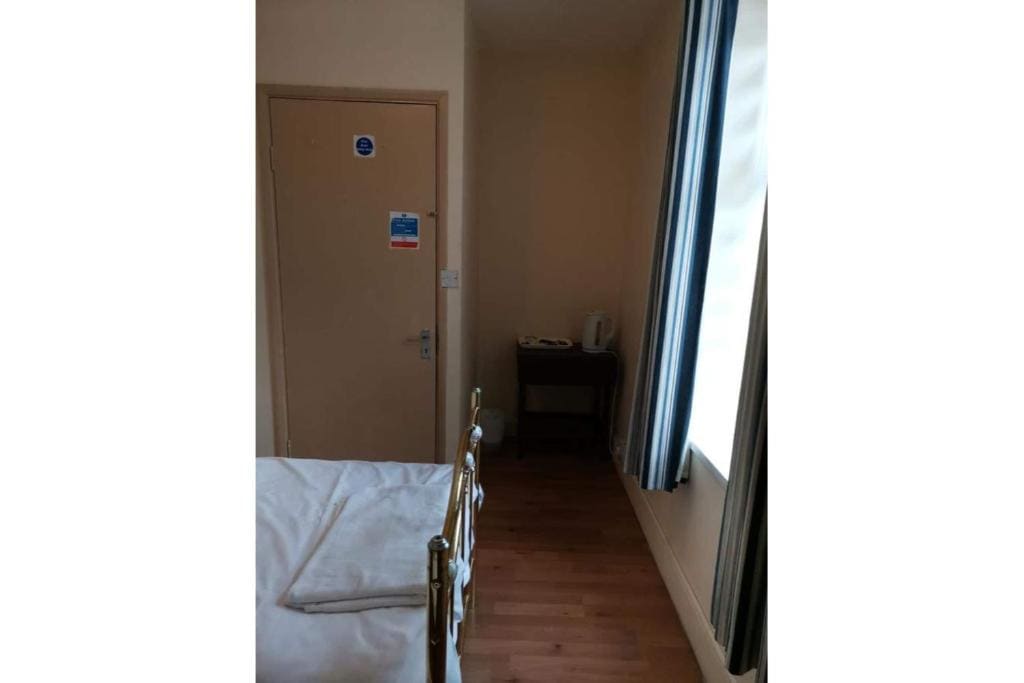 Standard Twin Room with Shared Bathroom room - Image 1