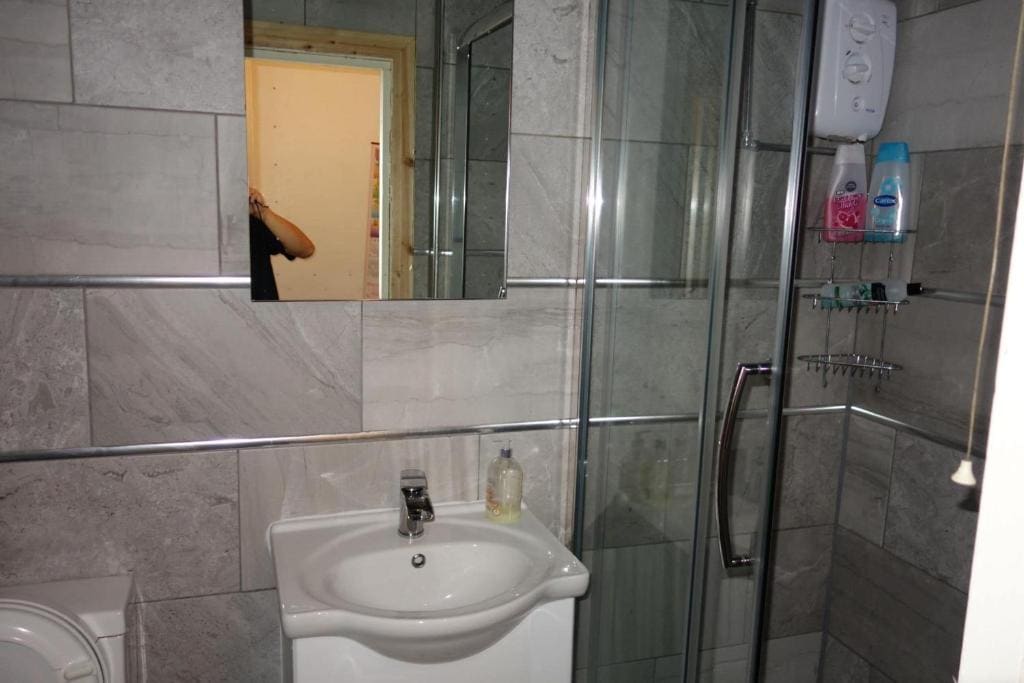 Double Room with Shared Bathroom room - Image 2
