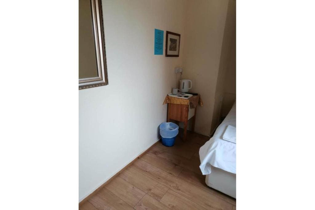 Standard Single Room with Shared Bathroom room - Image 2