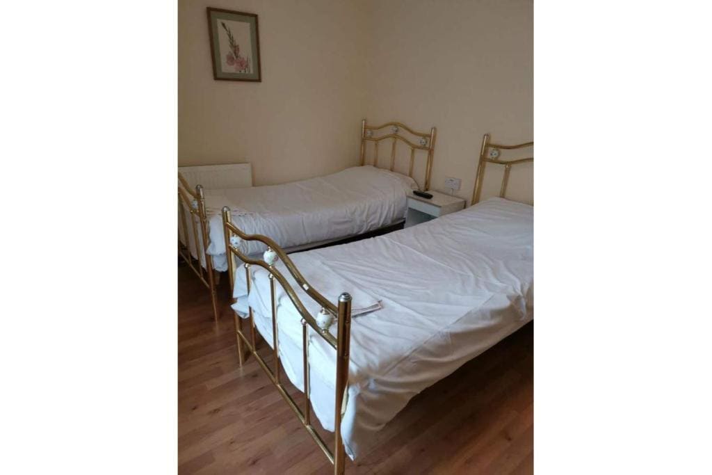 Standard Twin Room with Shared Bathroom room - Image 3