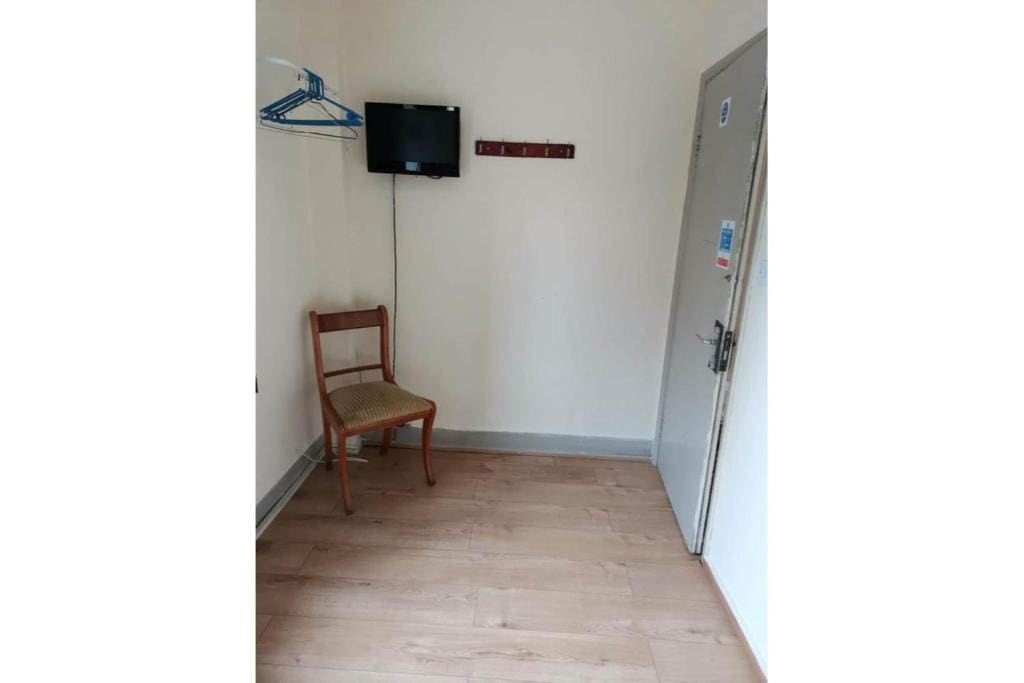 Double Room with Shared Bathroom room - Image 3