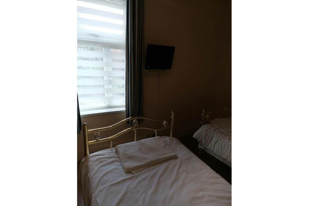 Standard Twin Room with Shared Bathroom room - Image 2
